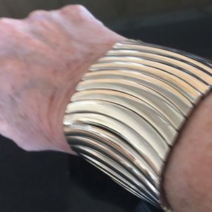 Bracelet - stretch in silver, smoke free.